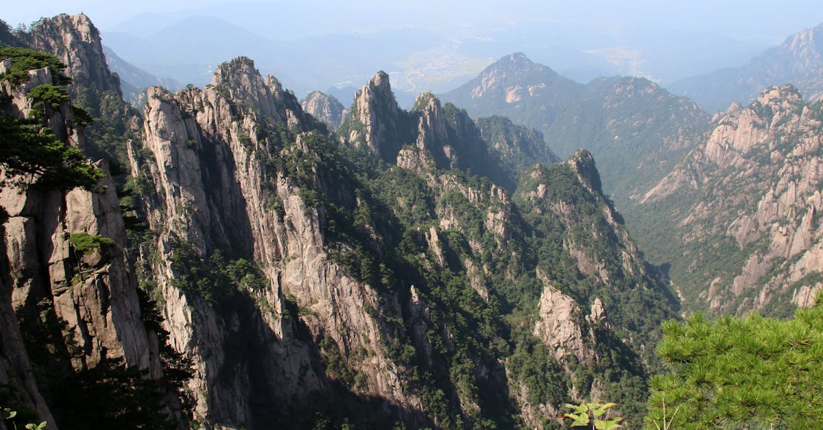 discover the breathtaking beauty of huangshan, a unesco world heritage site known for its stunning granite peaks, ancient pine trees, and mystical clouds.
