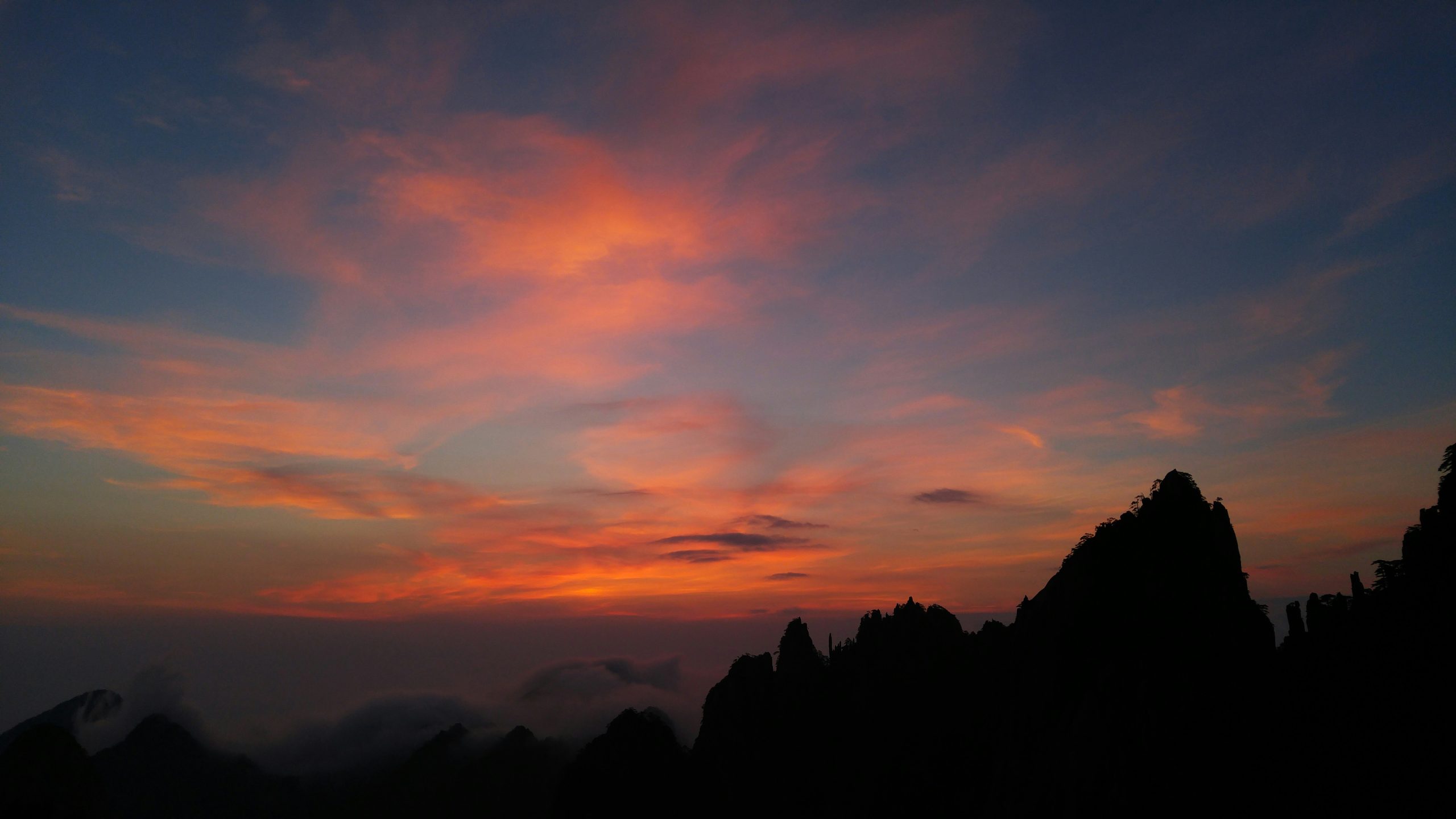 explore the breathtaking landscape of huangshan through an adventurous trekking experience. discover the beauty of this iconic mountainous region on a huangshan trekking journey.