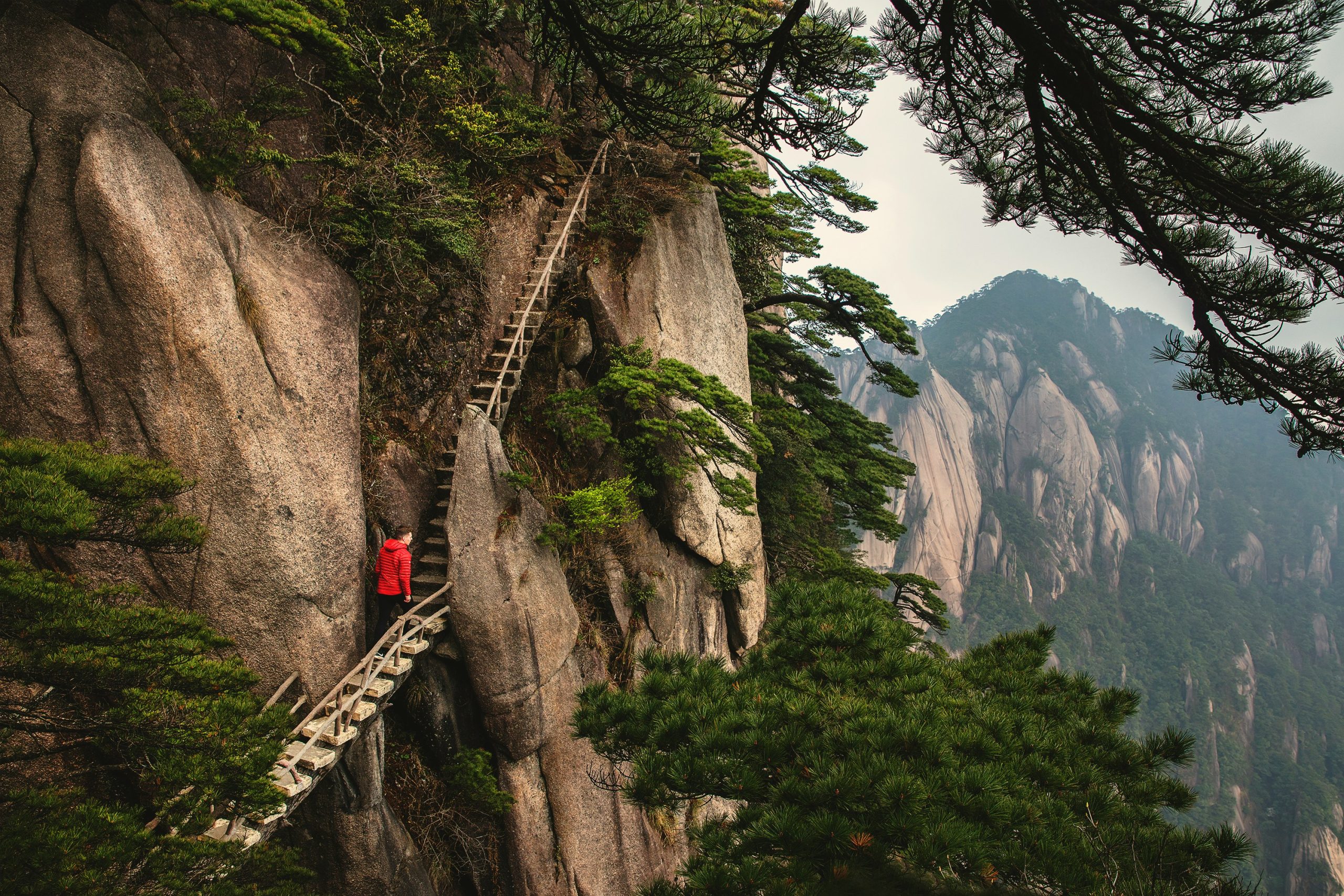 discover the beauty of huangshan through thrilling trekking adventures surrounded by stunning natural landscapes.